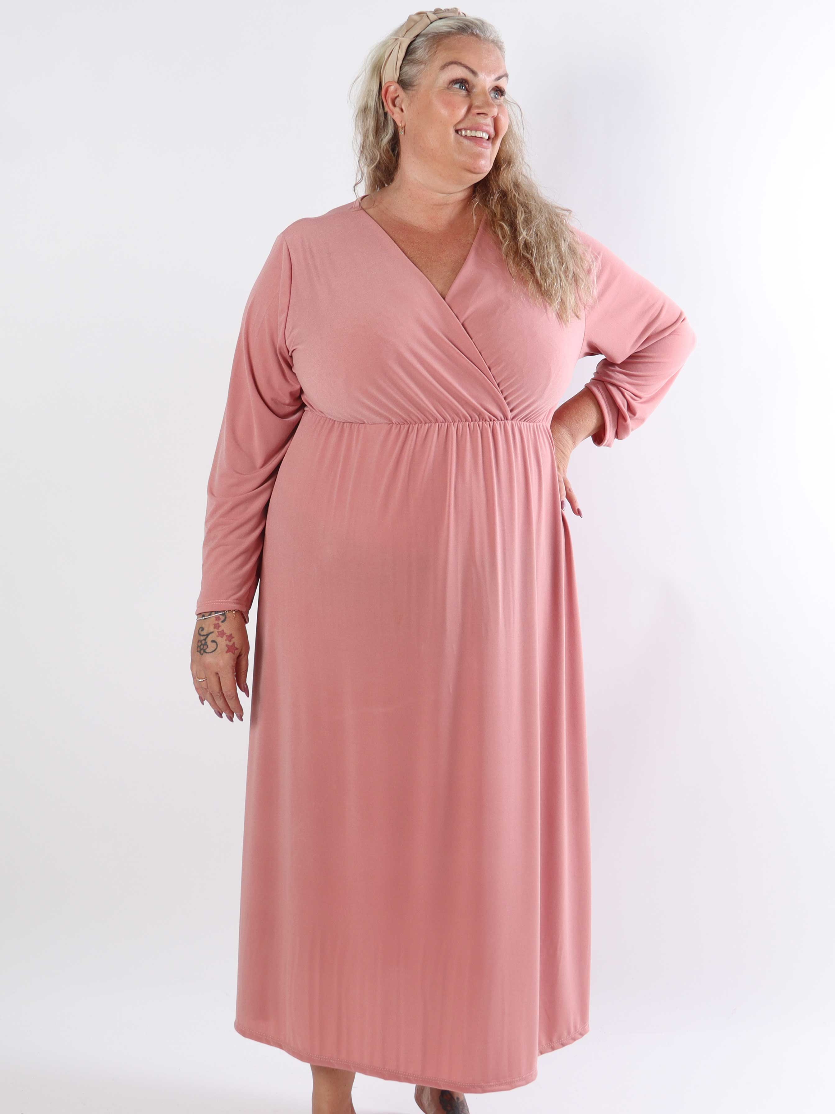 Nelly Plain - Elastisk plus size ensfarvet kjole i viskose